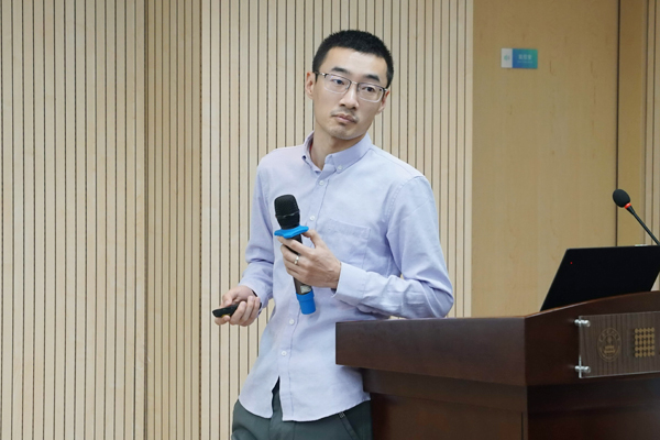 中国科学院理论物理研究所孟凡龙副研究员讲授聚合物网络特性
