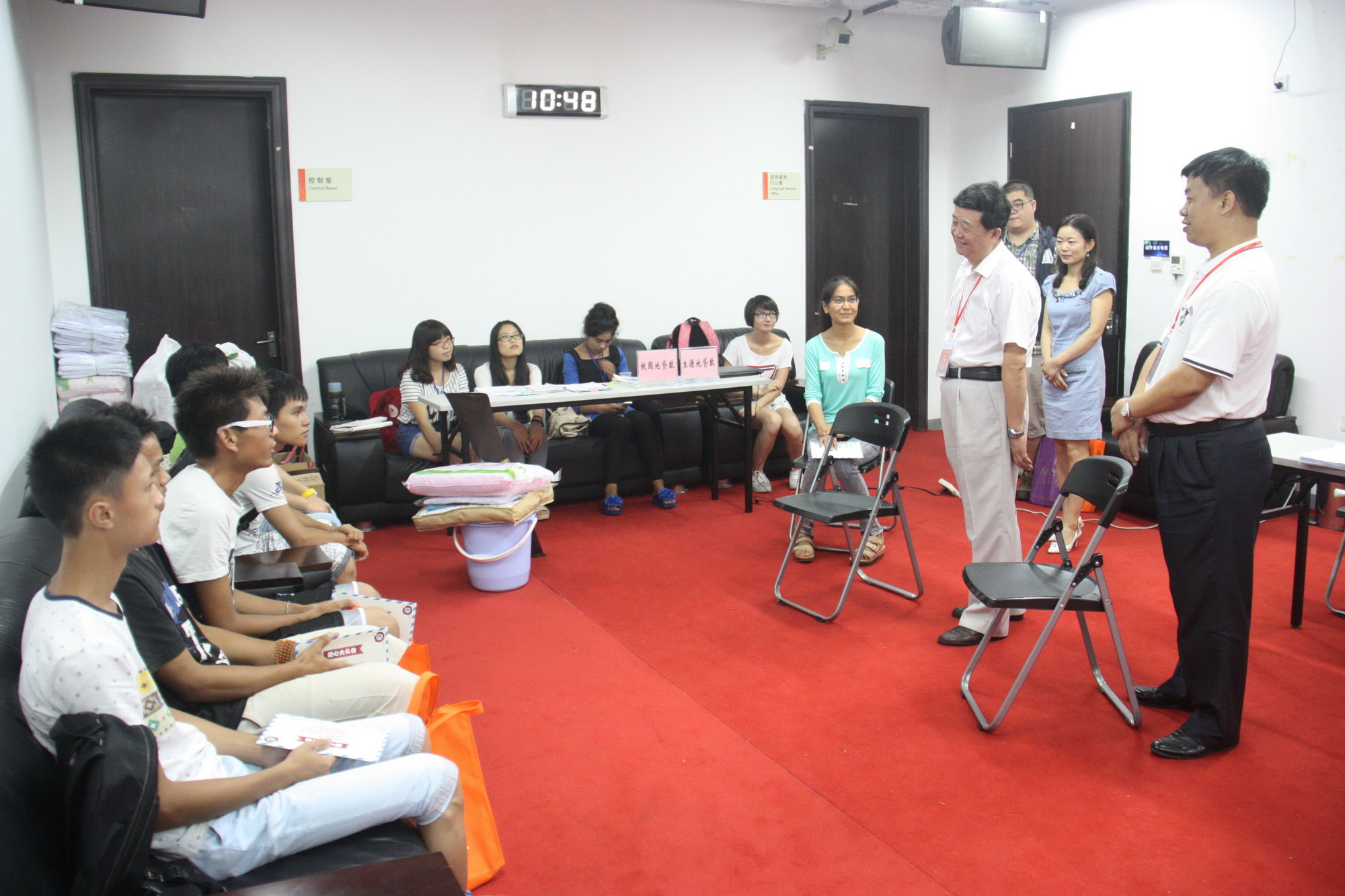 C:\Documents and Settings\user\桌面\学校党委书记杜小明看望办理绿色通道学生并亲切讲话-2.jpg