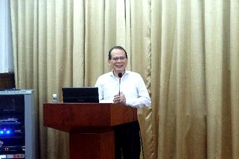  Prof. Huang giving the speech