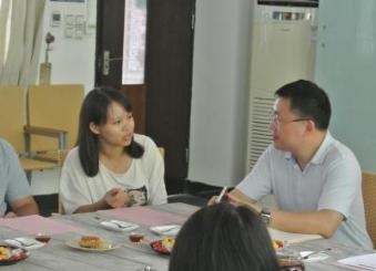 Dr. ZHOU Liyun sharing her research experience