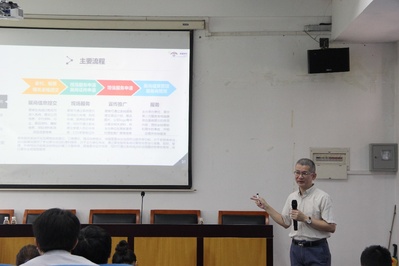 expert giving lecture