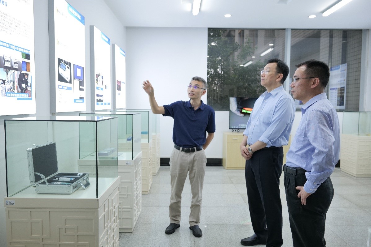 广东省市场监管局(知识产权局)党组书记、局长刘光明一行来实验室参观调研
