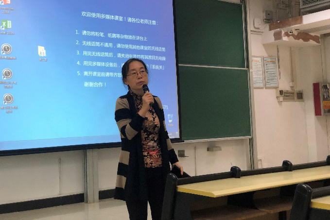 陈兰老师为学生解答问题