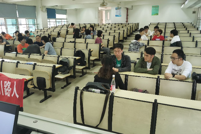余先锋等老师和学生分组讨论