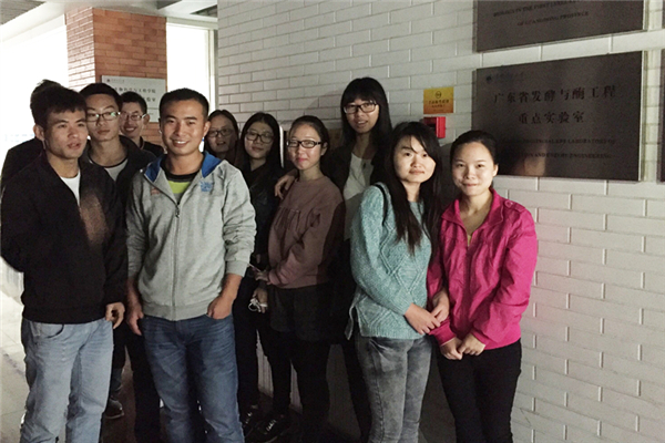 图为参加活动同学合影