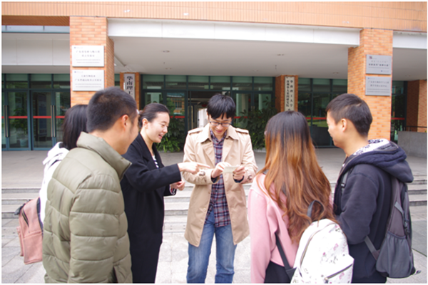 图为“传帮带”活动现场