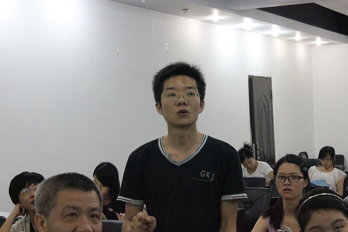 师生向朱教授提问