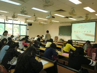  学生认真书写