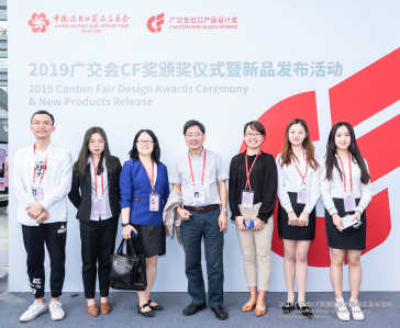 与广交会实习学生合照