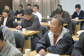 认真听讲的学员