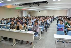 师生认真听取总结报告