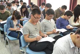 师生填写民主评议表