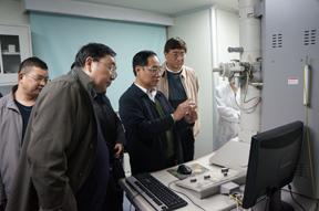 Visiting  the laboratory of Guangdong