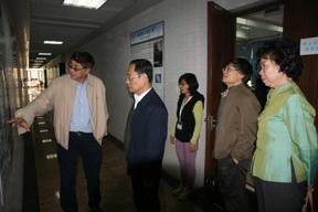   Visiting the laboratory of the school