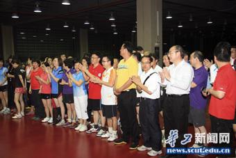 参赛运动员接受颁奖