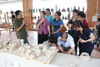 听设计学院教授讲解陶艺作品的制作