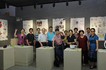 在教学科技成果展中合影留念
