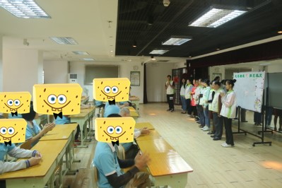志愿者向“康园宝宝”做自我介绍