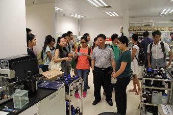 师生参观澳门大学实验室