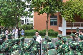 谭书记看望军训学生