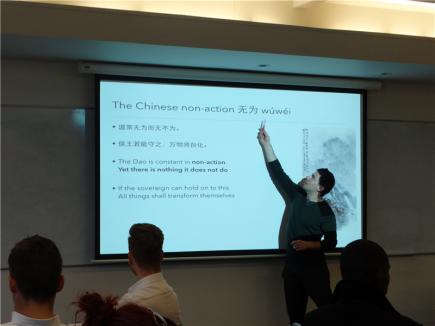 Vittorio老师在上中国商务文化课
