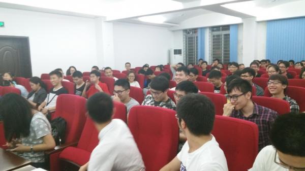 嘉宾与同学积极进行交流互动.jpg