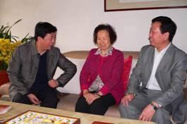 在韩大建教授家愉快交谈