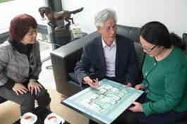 何院士向唐部长介绍工作室           