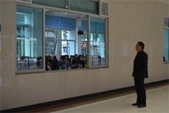 学院党委罗毅书记查看学生上课情况