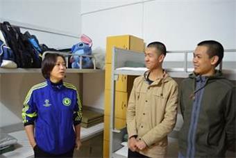 学院党委张蔚洁副书记看望国防生宿舍