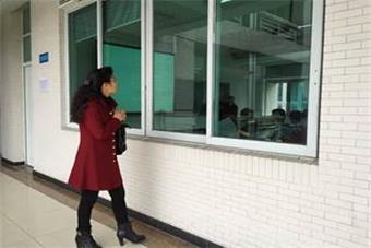 学院温惠英副院长查看学生上课情况