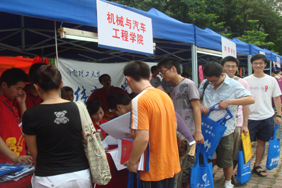 学院接待点新生报到情景