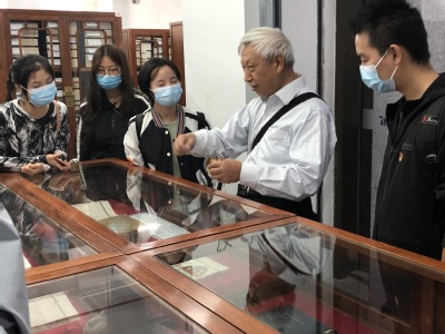退休老师在藏珍阁与同学们分享古印刷技术