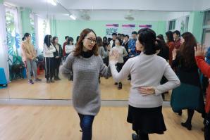 老师们作舞蹈示范 老师们作舞蹈示范