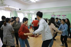 同学们进行舞步练习 同学们进行舞步练习