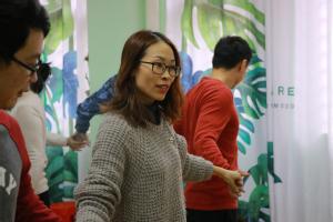 在田老师带领下,大家牵手共舞 在田老师带领下,大家牵手共舞