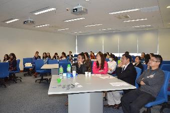 师生聆听学术报告 师生聆听学术报告