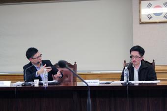  Associate Professor Yu attending group disscussion