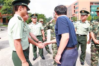 罗书记与教官交流 罗书记与教官交流