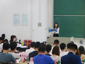 院研究生分会主席叶安妮作上学年的工作报告