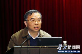 教育部党组成员、全国高校社科科研管理研究会理事长顾海良作主题演讲