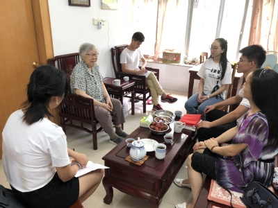 老少党员交流