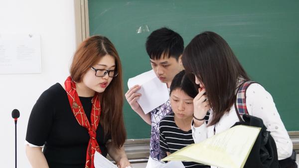 同学们向王宵讲师咨询.JPG