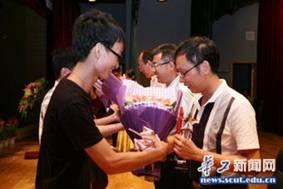 学生代表为获奖导师送上奖杯和鲜花