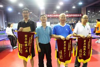 体育学院陈航宇书记为选手颁奖并合影留念