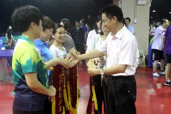 校工会何剑桦主席为获奖选手颁发证书与锦旗