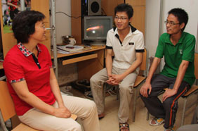 王迎军书记与同学们亲切交谈