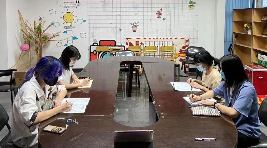 人们在看台上的人在桌子边  中度可信度描述已自动生成