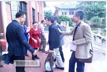 校友在7号楼前合影留念 校友在7号楼前合影留念