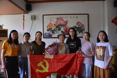 慰问60年党龄兼85岁以上老党员代表曾芳容老师